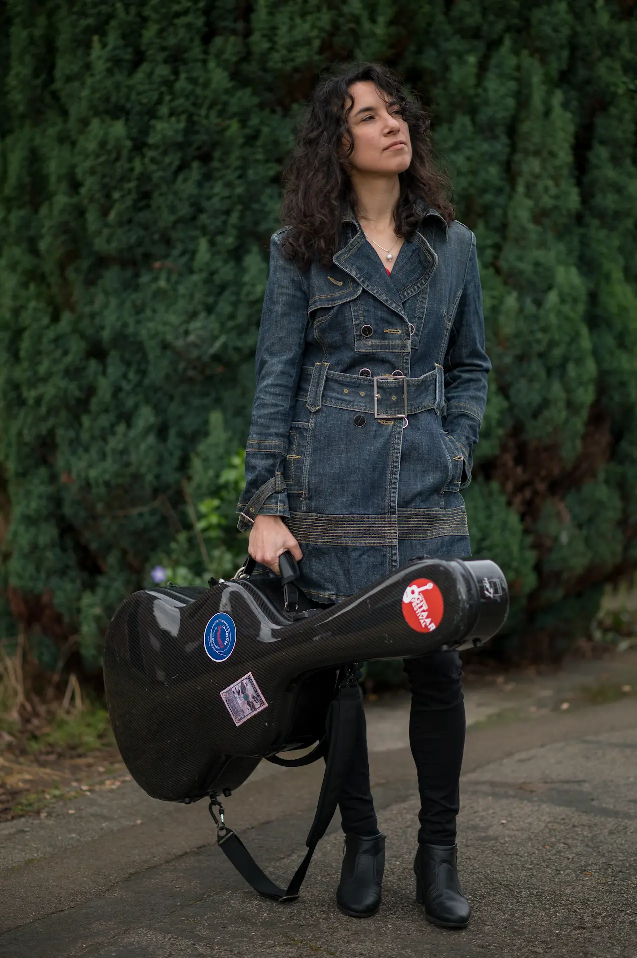 Sosteniendo la guitarra con la funda 
